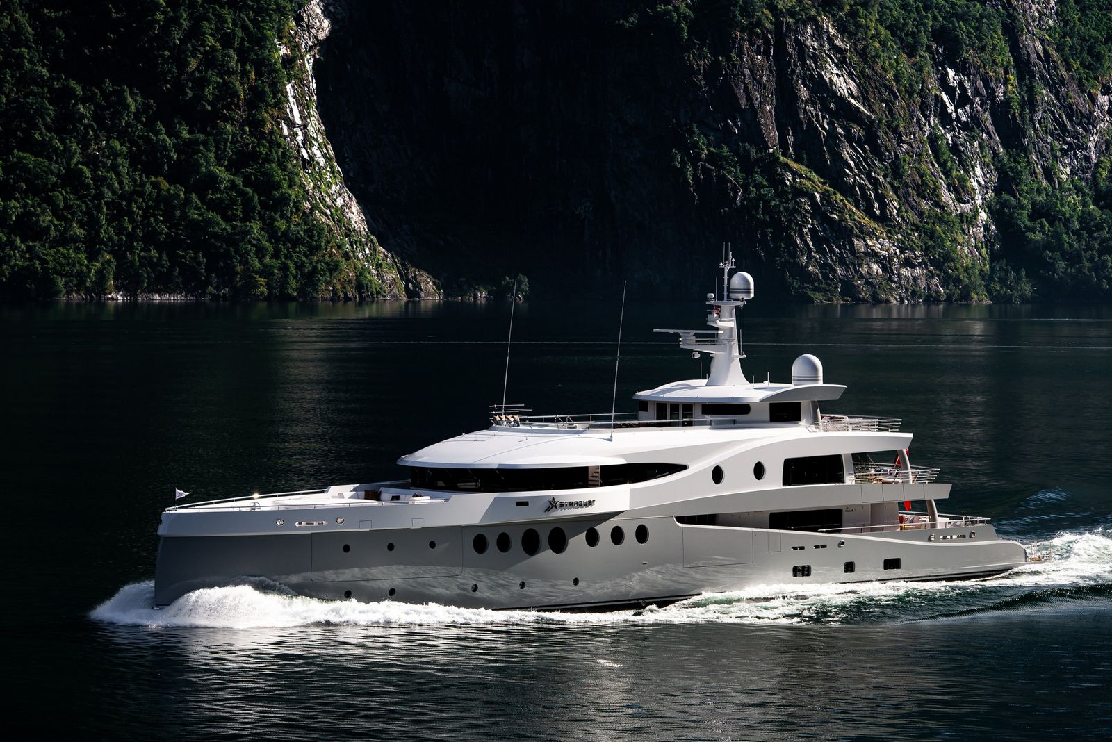 luxurylaunches.com
